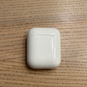 Apple AirPods 1 generation White Wireless Earbuds Charging Case